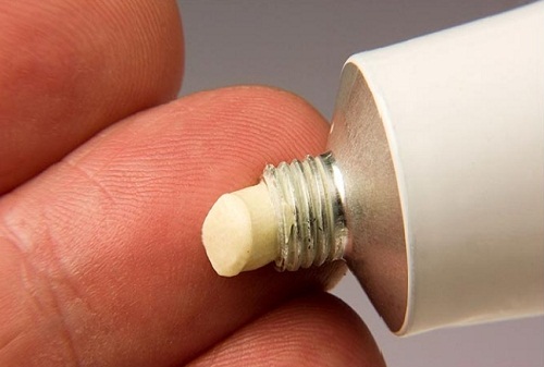 chống chỉ định dùng kem bôi có corticoid trong điều trị vẩy nến